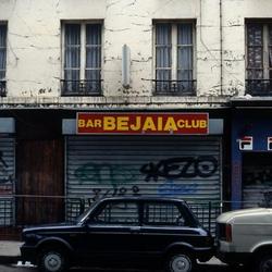 Stores tagués. Paris, 1992.