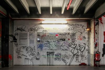 Lasco Project 1 / Terrains Vagues / Niveau 2 / Mur 1 Cartel