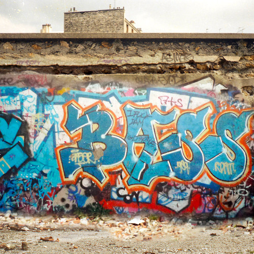 12 Baser. Paris, 1989.